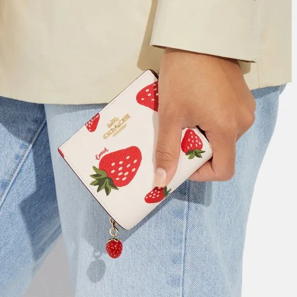 🍓 Coach Snap Wallet With Wild Strawberry Print Gold/Chalk Multi - Picture 4 of 13